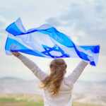 Toivo kantaa Israelissa. Tytöllä liehuva Israelin lippu