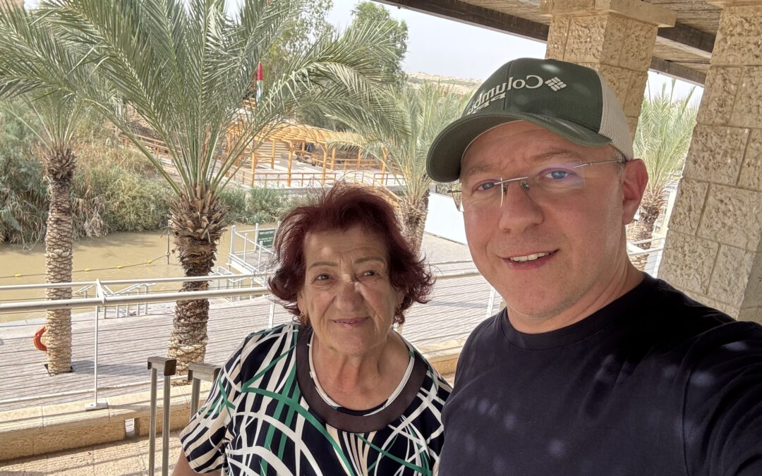 Sharon ja Aviel Sela yhteiskuvassa Jordan-joen läheisyydessä.