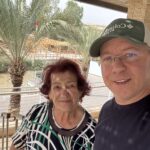 Sharon ja Aviel Sela yhteiskuvassa Jordan-joen läheisyydessä.